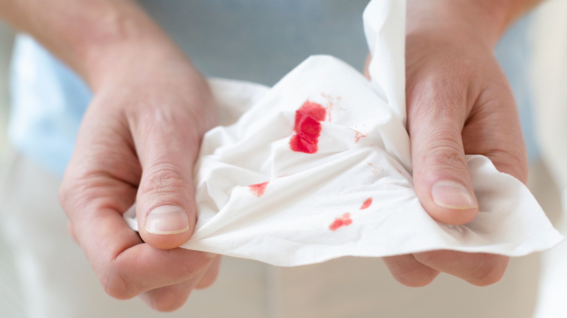 Mẹ bầu bị đau bụng dưới kèm ra máu âm đạo bất thường nên đến gặp bác sĩ