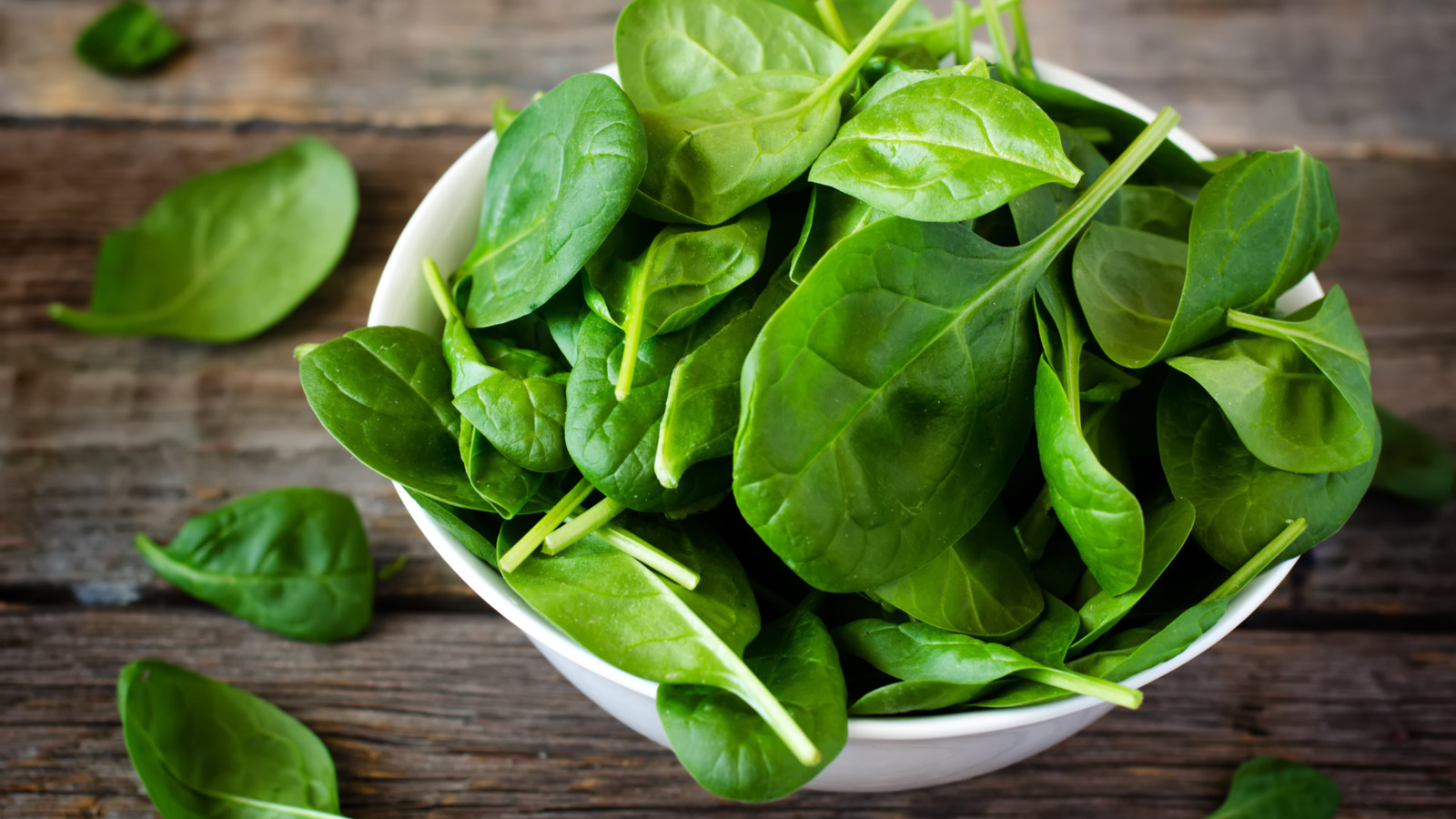 Các loại rau lá xanh cung cấp vitamin và khoáng chất giúp mẹ bầu thanh lọc cơ thể giảm ngứa hiệu quả