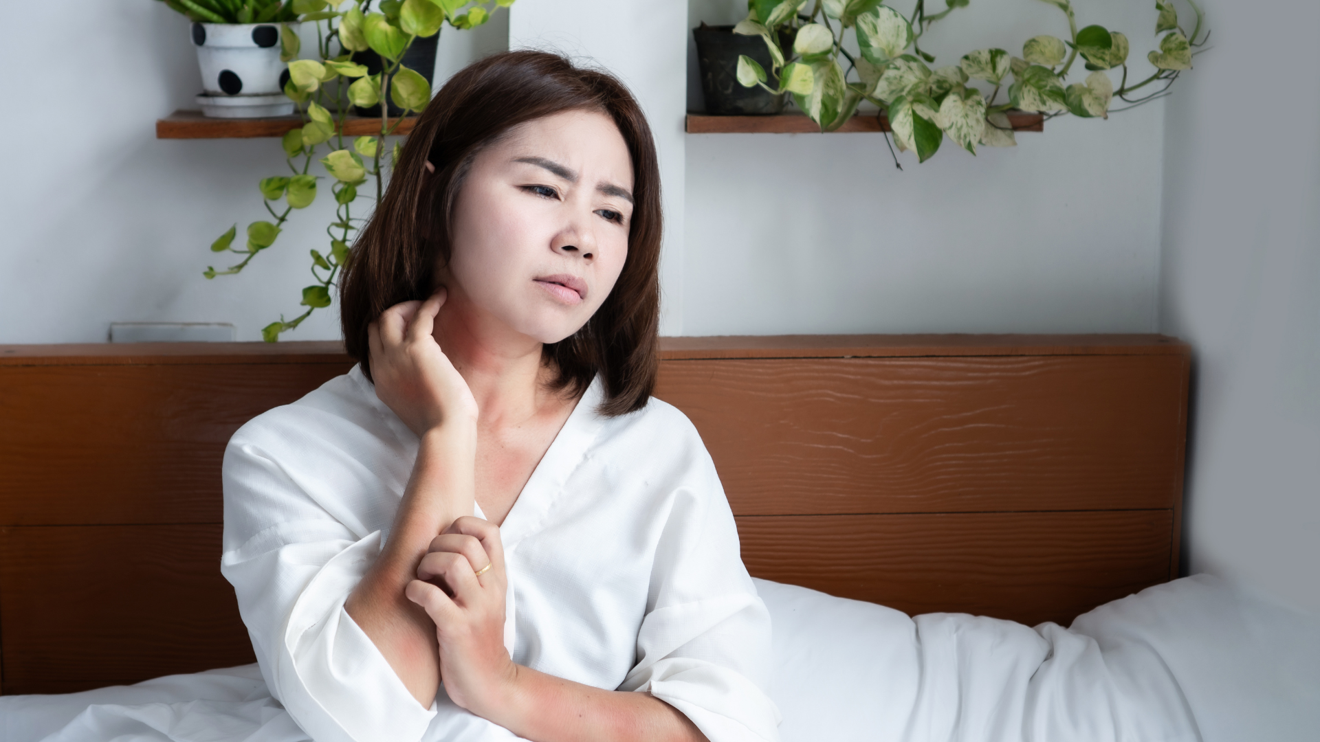 Bà bầu có thể khó chịu, mất ngủ, đặc biệt khi ngứa tăng về ban đêm