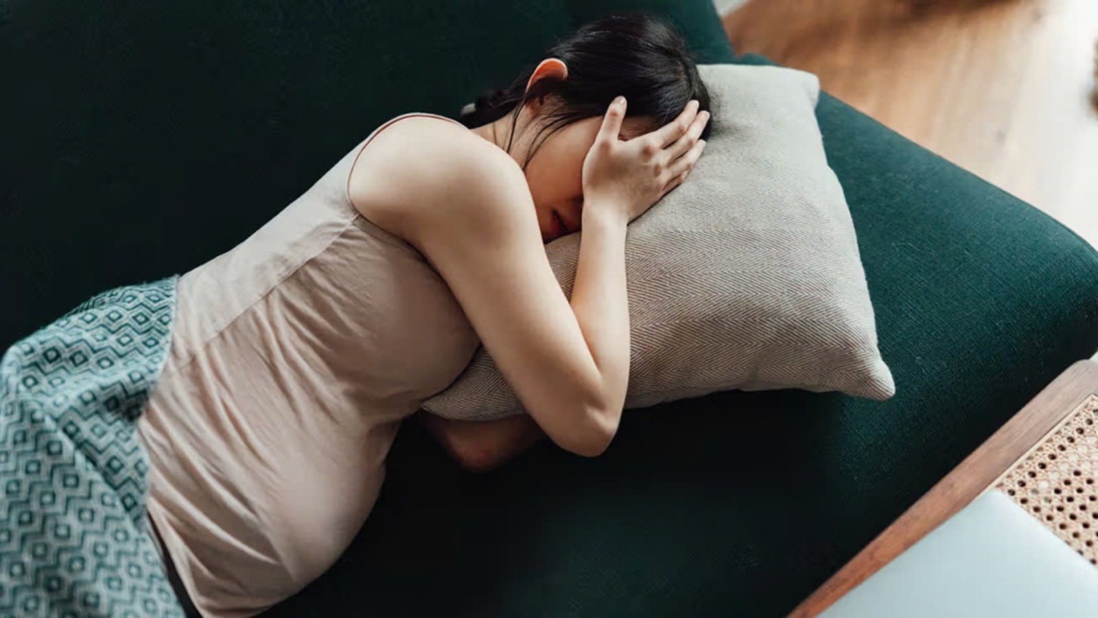 Bà bầu bị phù chân tháng thứ 8 thường cảm thấy nặng nề, khó di chuyển và dễ chóng mặt