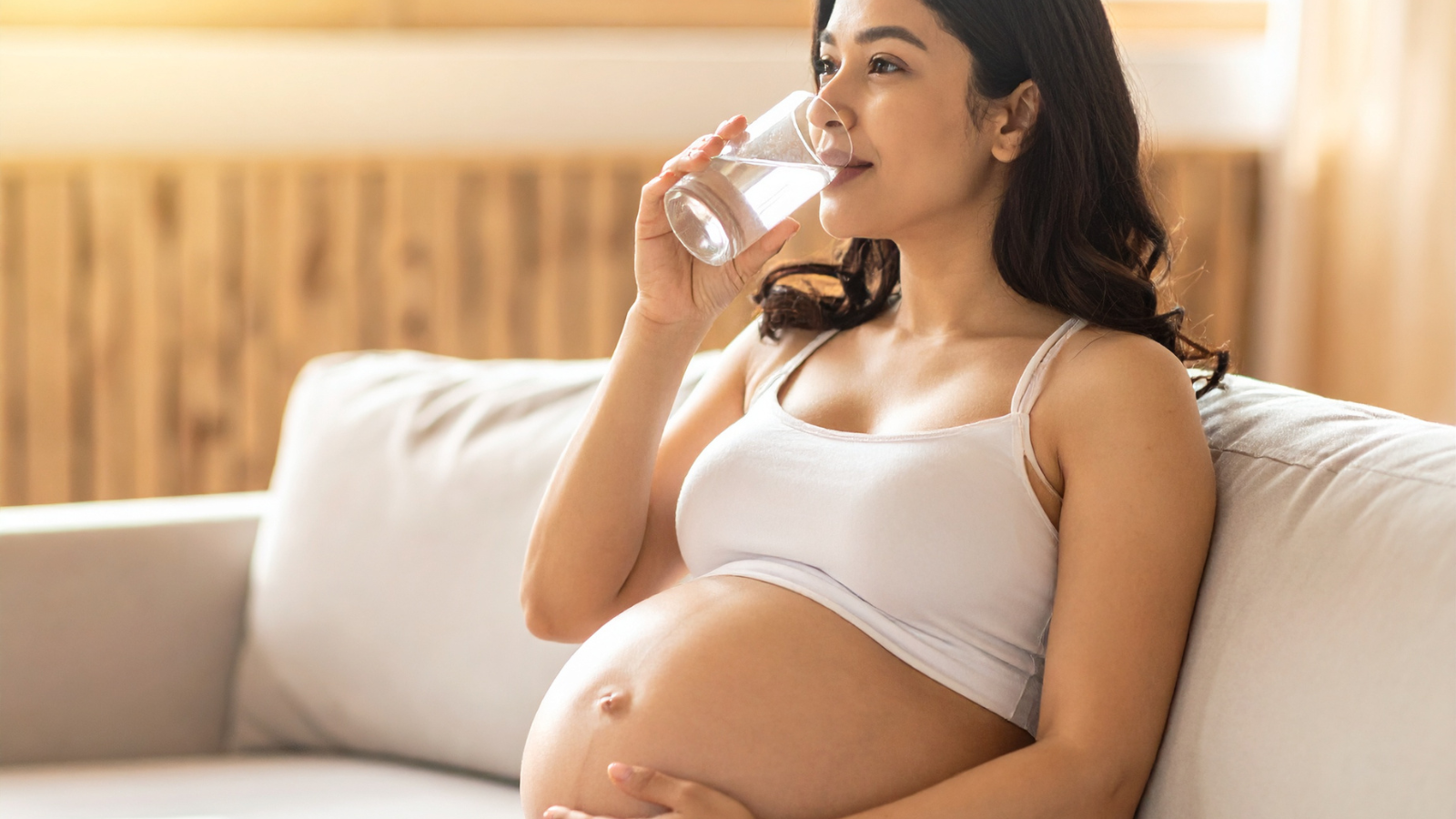 Uống đủ nước là một trong những cách phòng ngừa sa búi trĩ khi mang thai