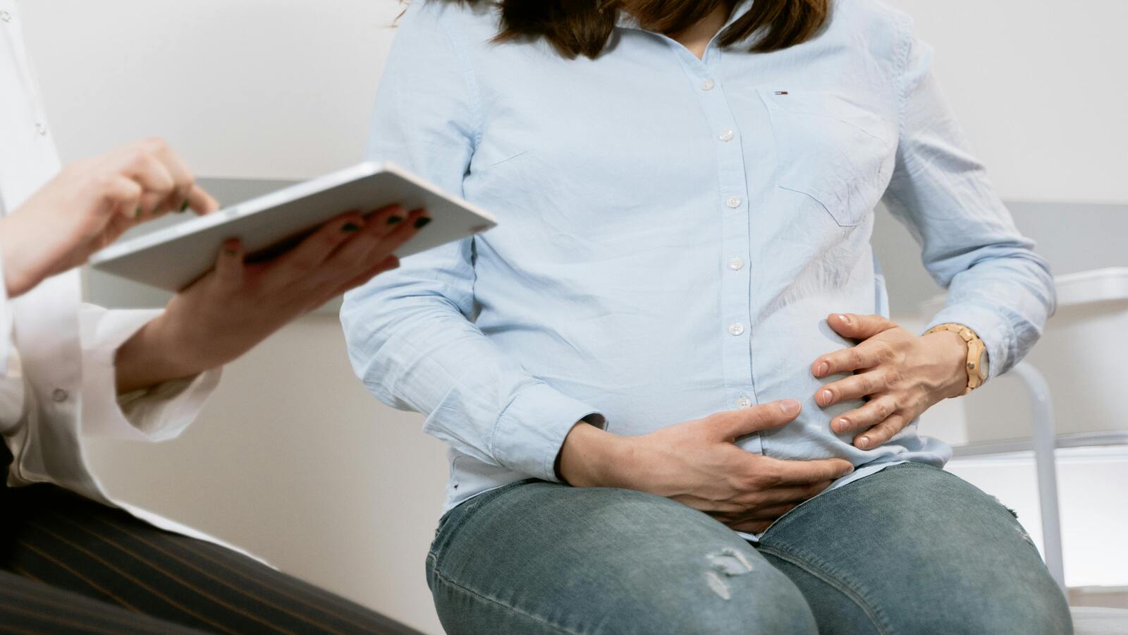 Mẹ bầu nên đi khám khi có dấu hiệu trĩ để được tư vấn cách điều trị an toàn