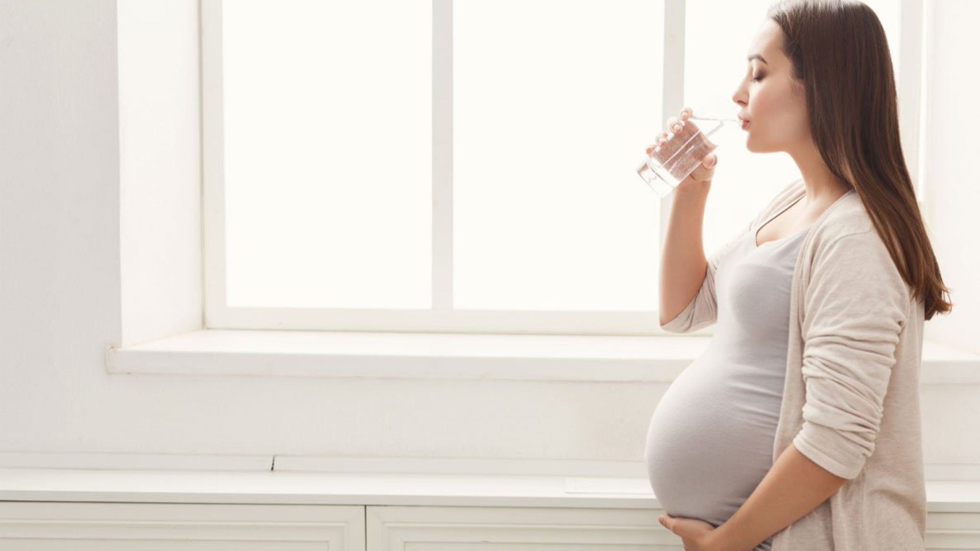 Uống đủ nước mỗi ngày giúp làm dịu cổ họng, hỗ trợ sức khỏe mẹ và bé trong thai kỳ