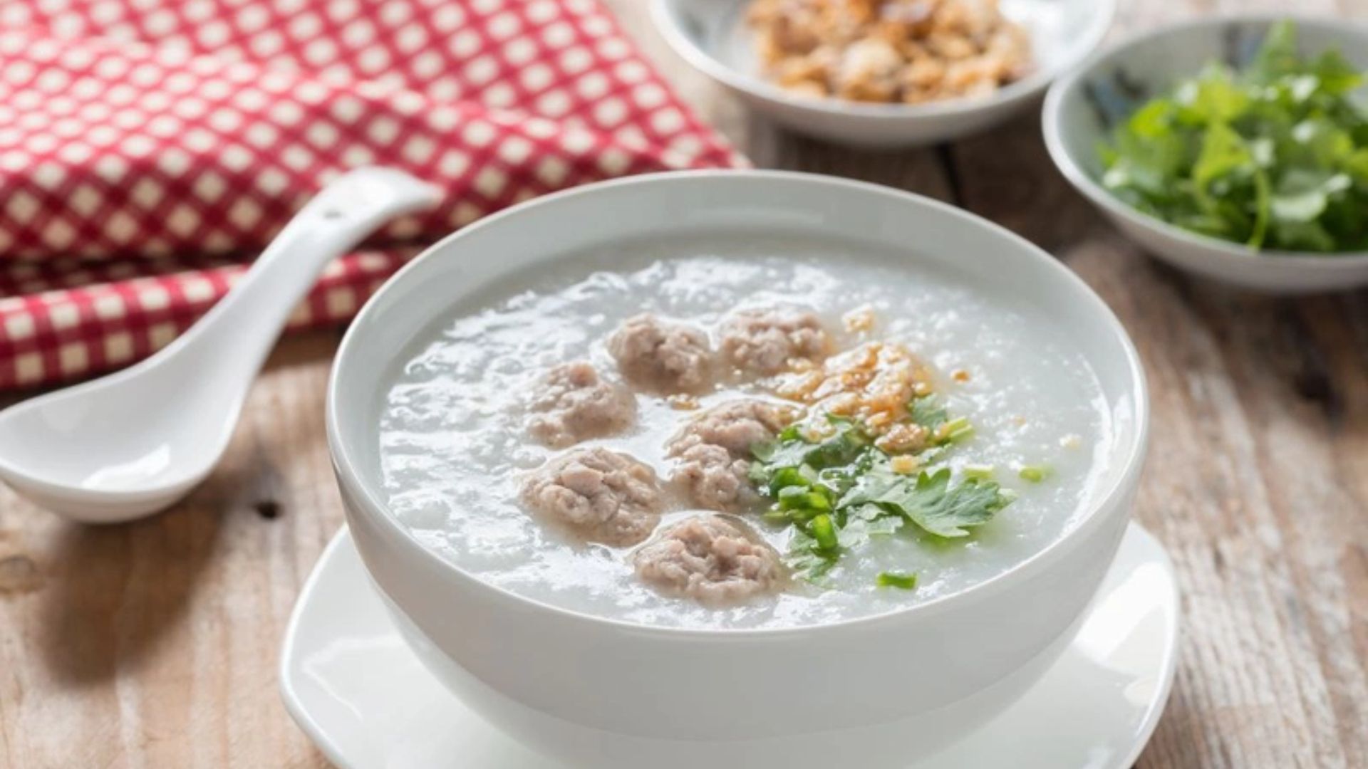 Cháo và súp loãng là câu trả lời cho câu hỏi mẹ bầu cảm cúm nên ăn gì