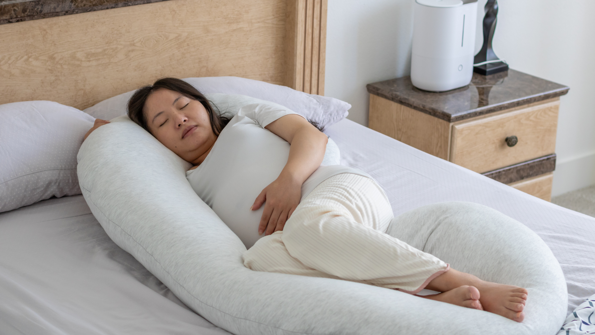 Sử dụng gối hỗ trợ cho bà bầu giúp duy trì tư thế ngủ đúng và giảm áp lực lên cột sống