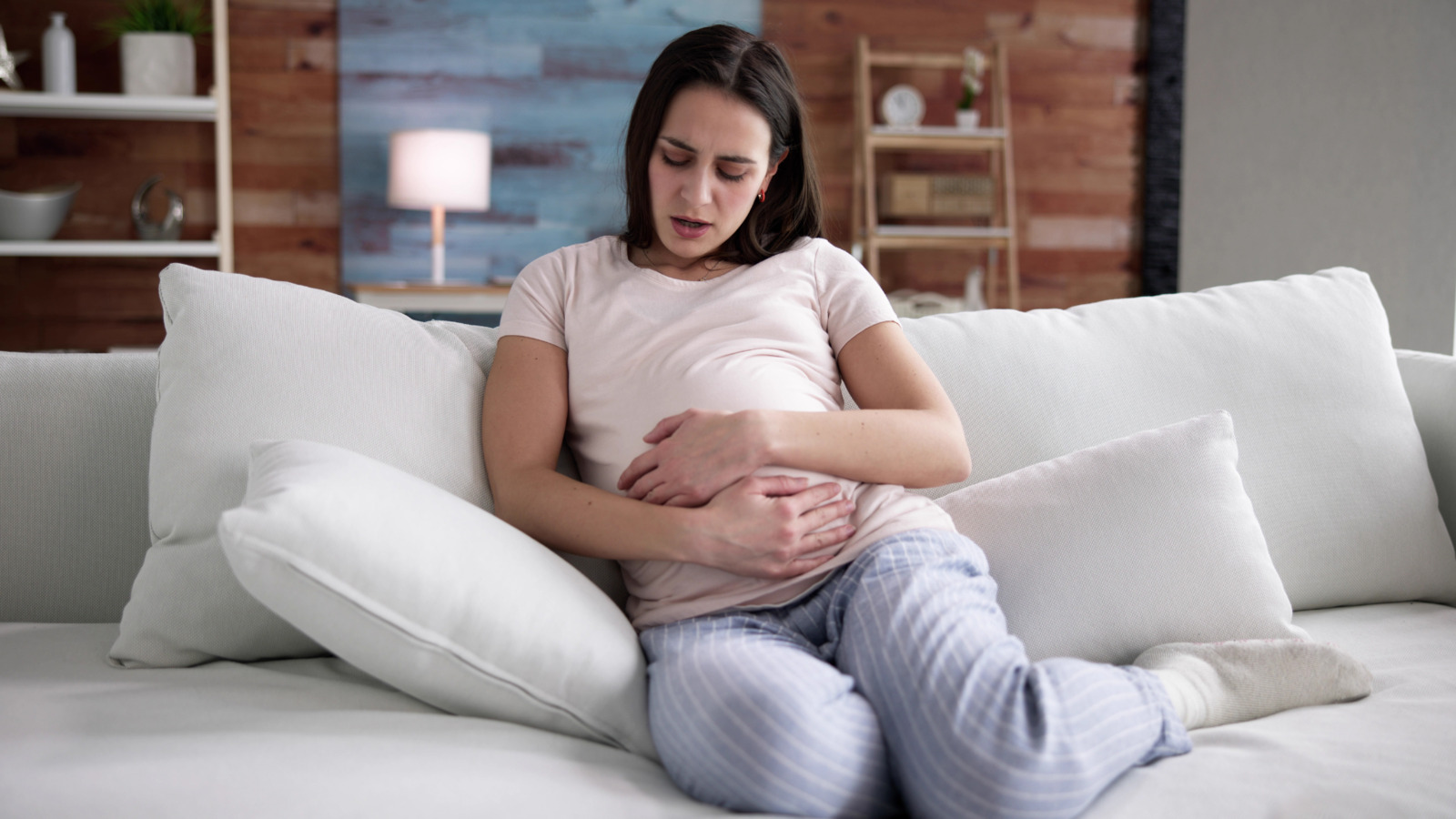 Bà bầu đau bụng trên gần ức thường cảm thấy tức ngực, nóng rát hoặc khó chịu