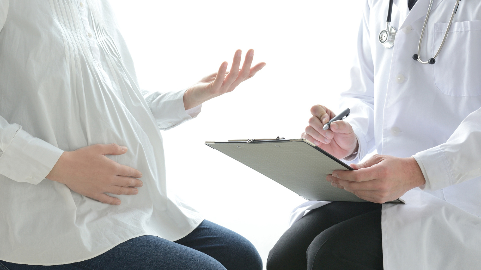 Những mẹ bầu có bệnh lý nền nên hỏi ý kiến bác sĩ trước khi uống nước dừa