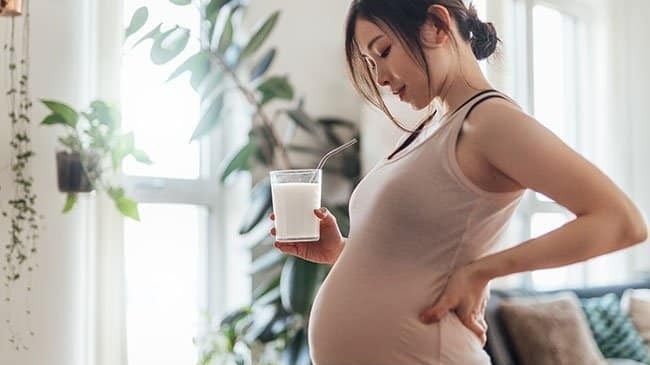 Bà bầu mất ngủ nên uống gì? Sữa ấm là một lựa chọn phù hợp