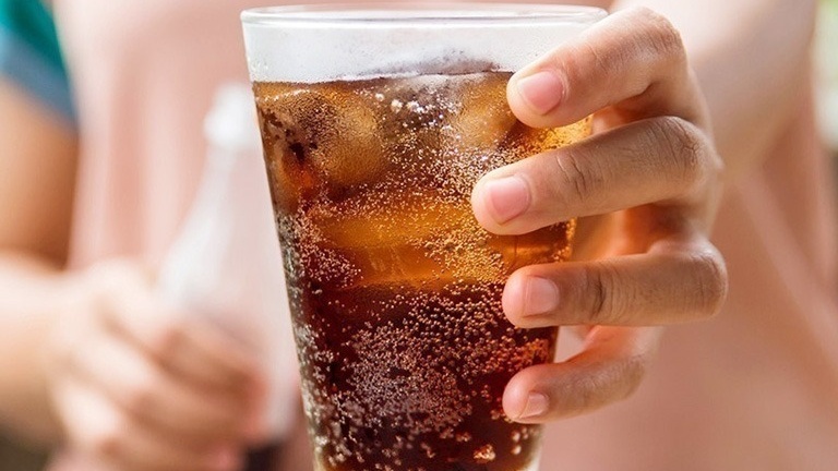 Bà bầu mất ngủ không nên uống nước ngọt có gas