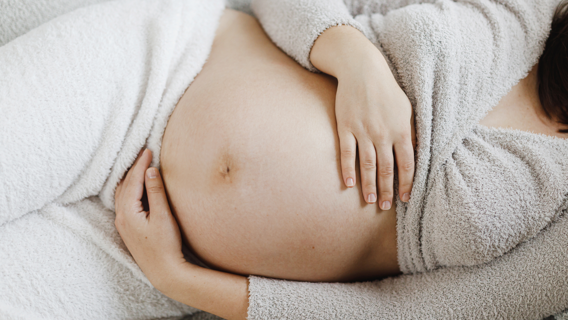 Nằm ngủ nghiêng trái giúp máu lưu thông tốt, giảm áp lực cho cơ thể cho mẹ bầu