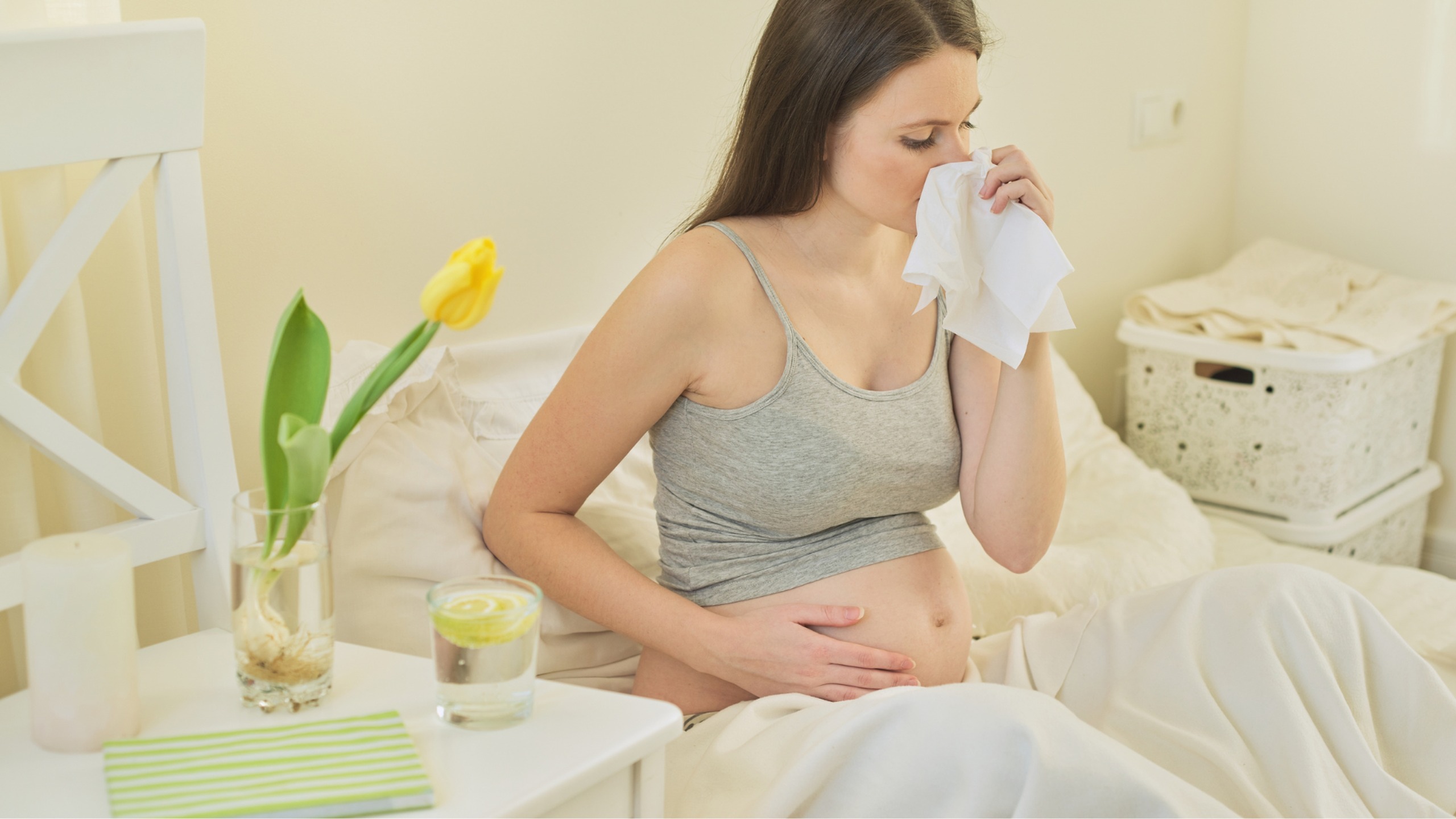 Nội tiết tố thay đổi khiến bà bầu dễ bị sốt nhẹ về chiều