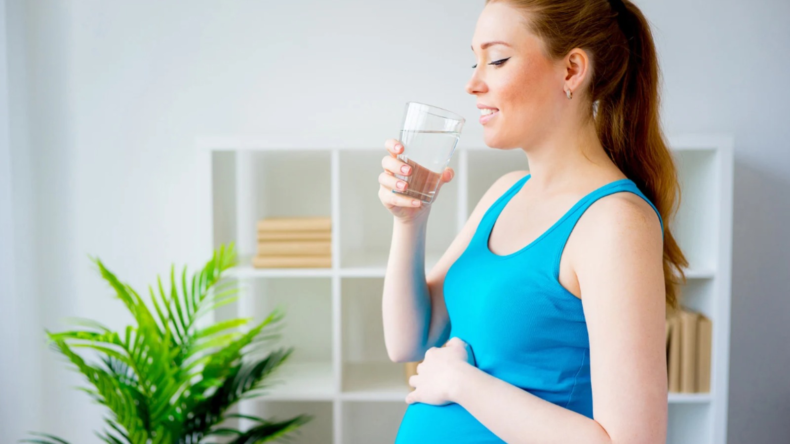 Uống đủ nước, nghỉ ngơi trong phòng mát giúp cải thiện tình trạng bà bầu sốt nhẹ về chiều