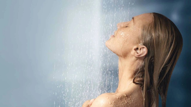 au khi tiêm vắc xin uốn ván, mẹ bầu có thể tắm bình thường