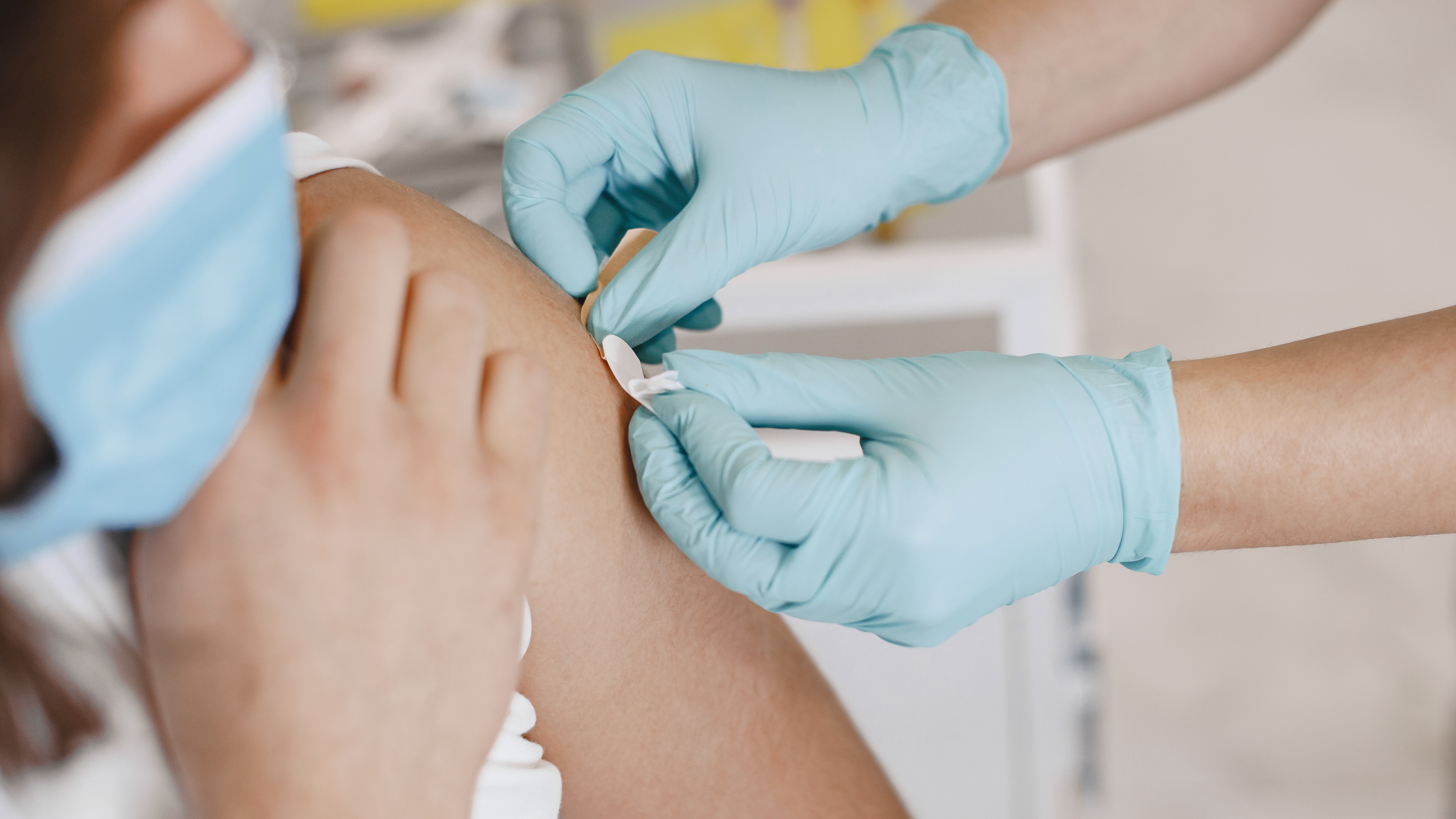 Chườm mát là một trong những cách giảm nhức tay sau khi tiêm uốn ván