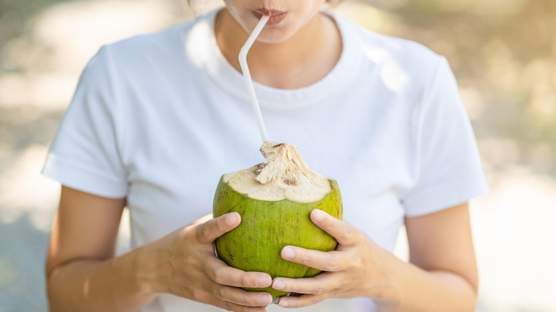 ba-bau-uong-nuoc-dua-3-thang-cuoi-duoc-khong 1.png