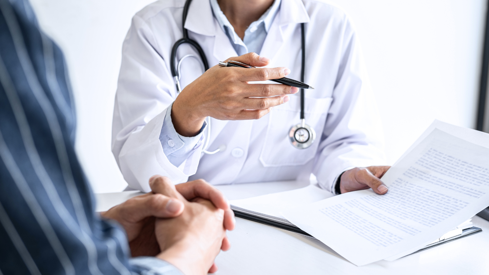 Giải đáp thắc mắc: Mổ thoát vị bẹn bao lâu thì quan hệ được an toàn?