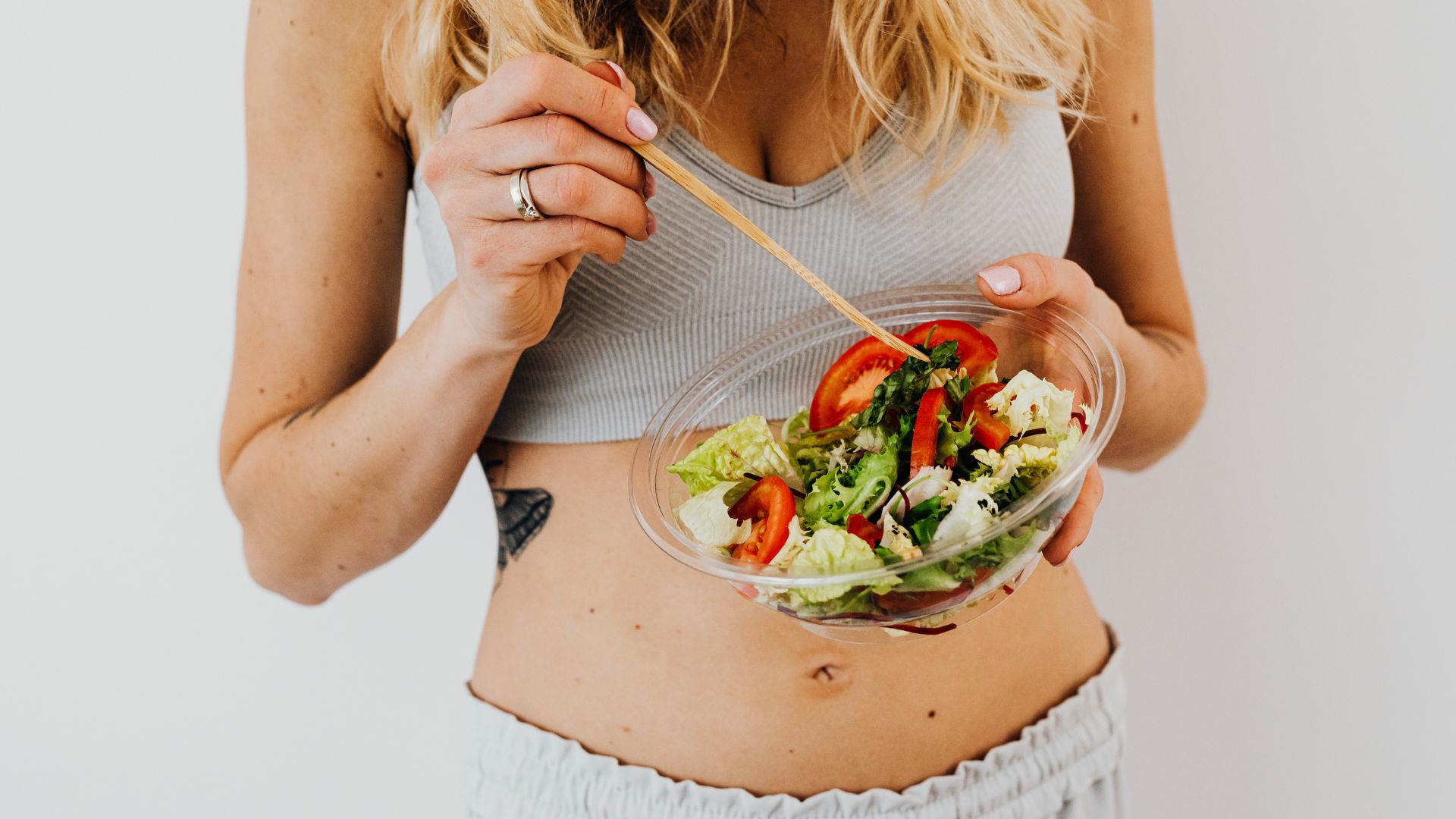 Mẹ bầu nên ăn uống đầy đủ chất để phòng ngừa tình trạng bạch cầu tăng cao