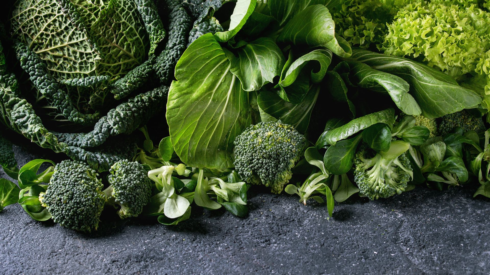 Rau xanh đậm màu là câu trả lời cho thắc mắc bạch cầu cao nên ăn gì