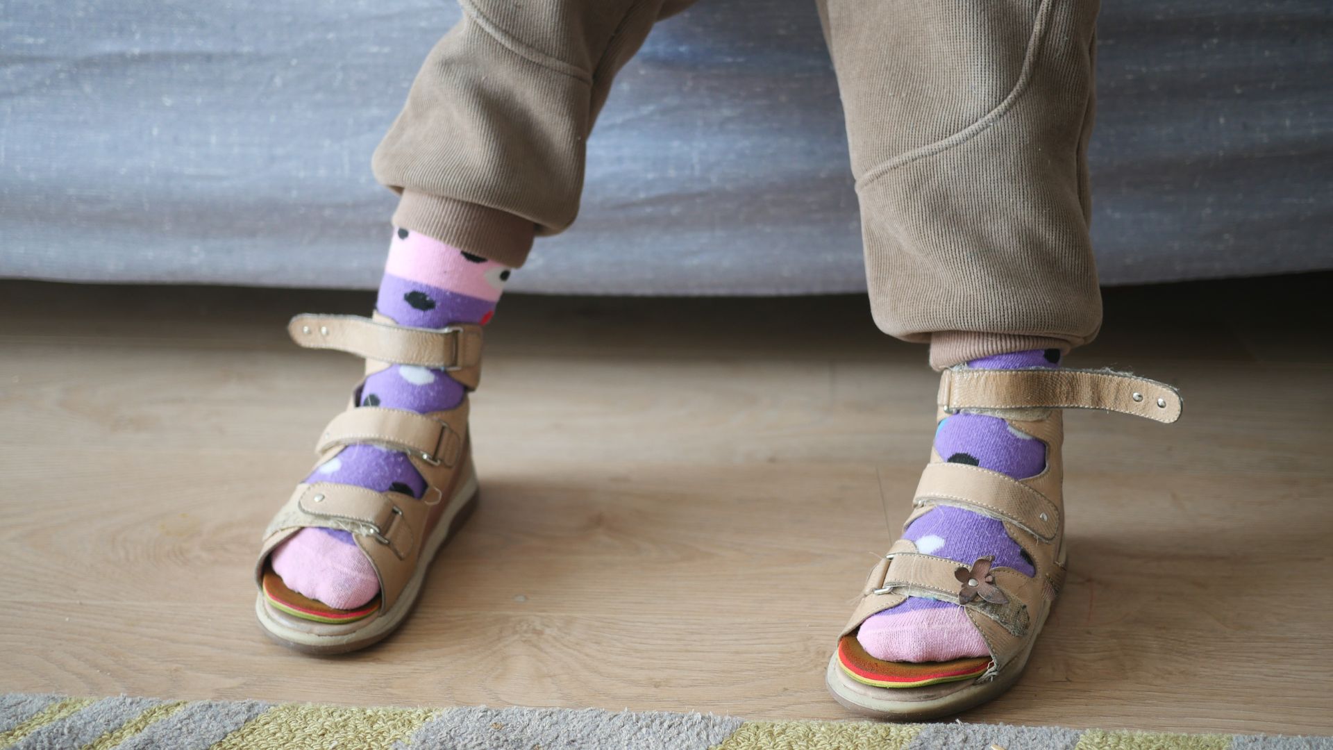 Khó khăn trong vận động thô là một triệu chứng điển hình của tình trạng múa vờn