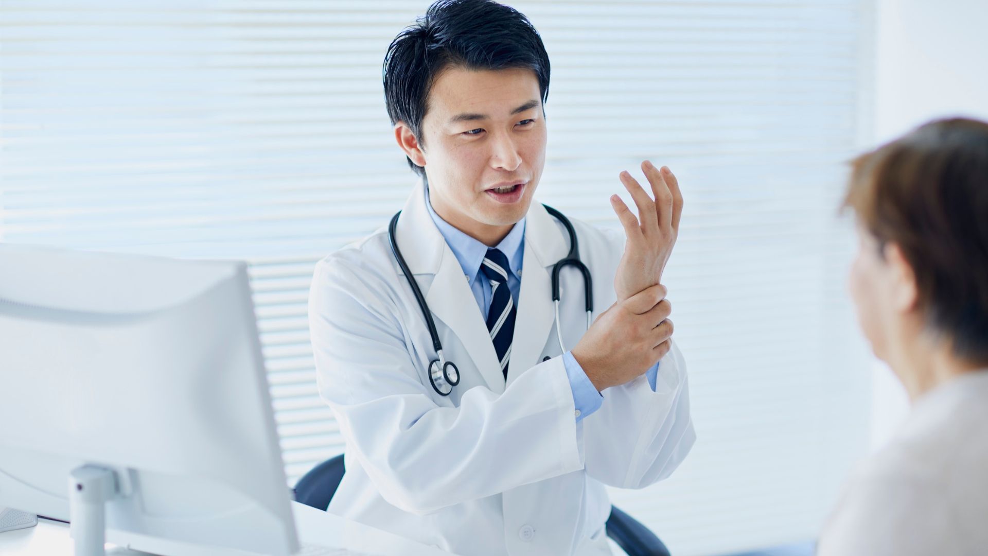 Bài tập xoay cổ tay giúp ngăn tình trạng cứng khớp cổ tay