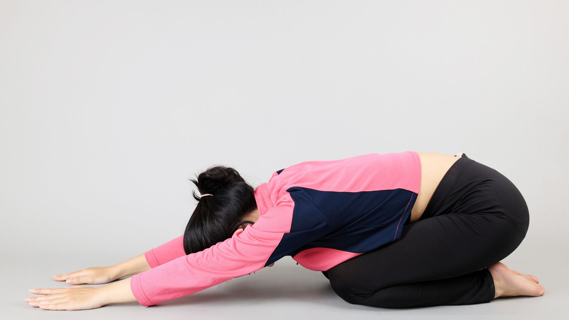 Tư thế em bé giúp kéo giãn toàn bộ vùng lưng và giảm đau lưng hiệu quả