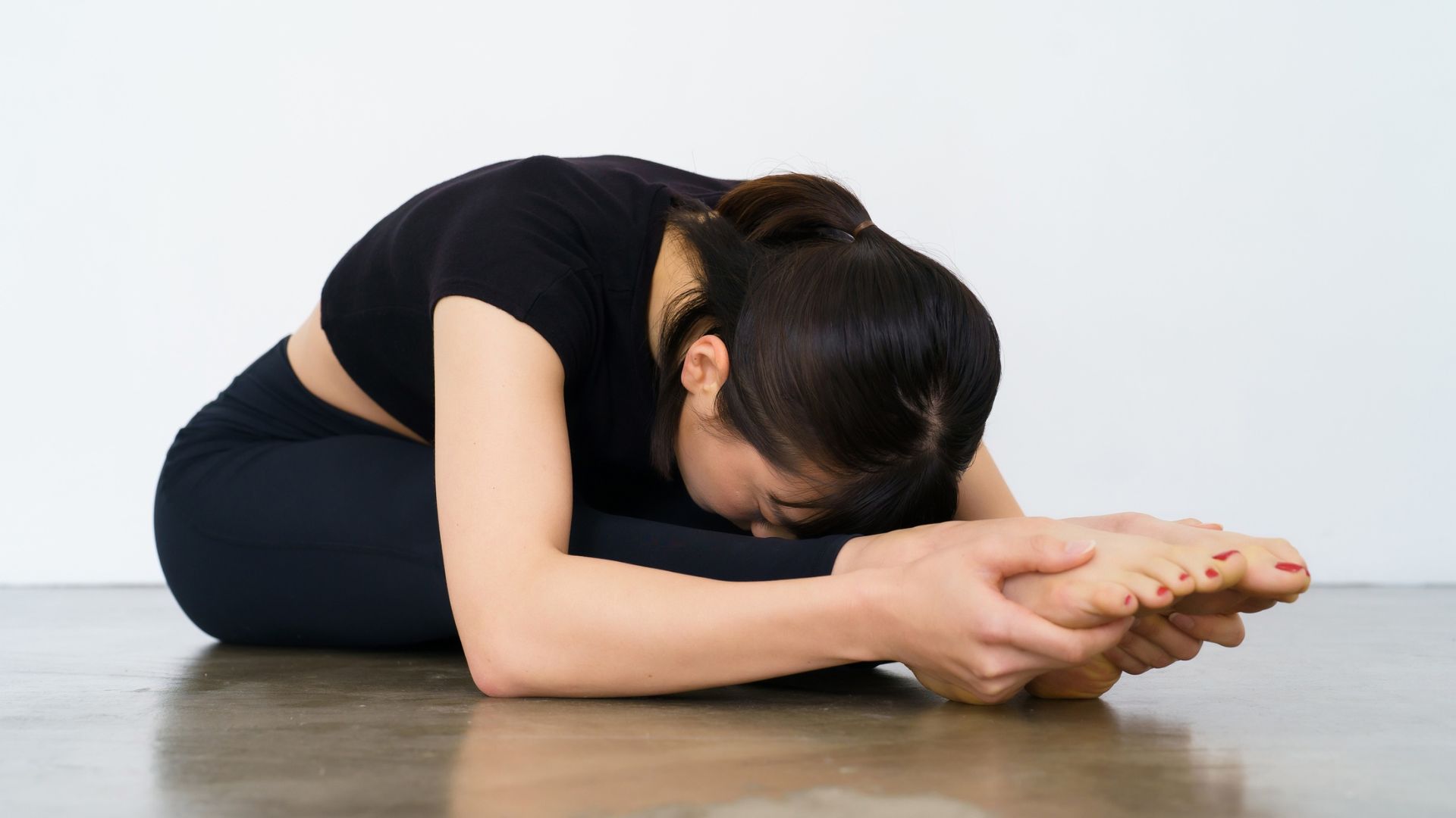 Tư thế gập người giúp kéo giãn và giảm mệt mỏi cơ để hỗ trợ ngủ ngon