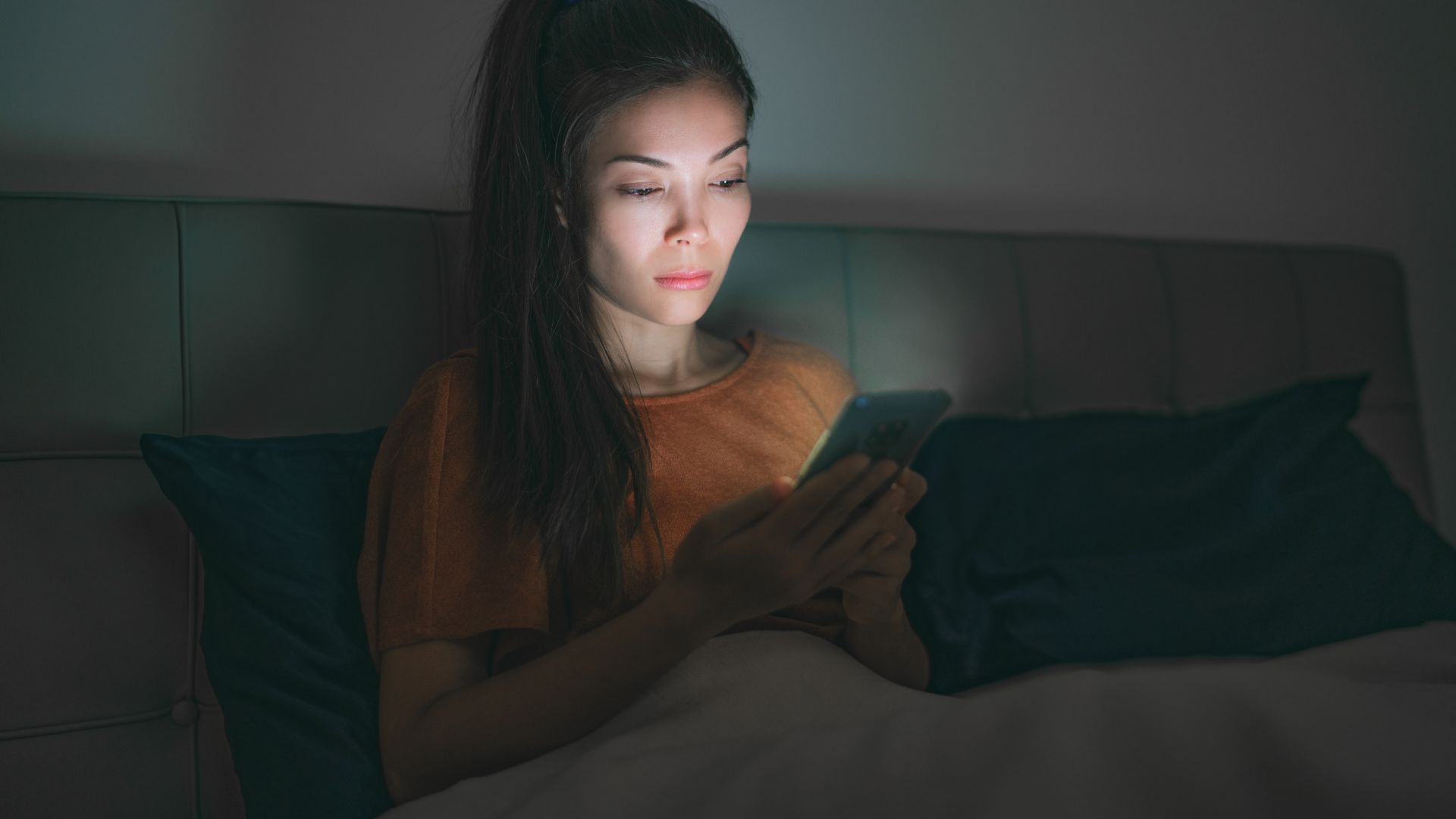 Bạn nên hạn chế sử dụng thiết bị điện tử trước khi ngủ ít nhất 30 phút