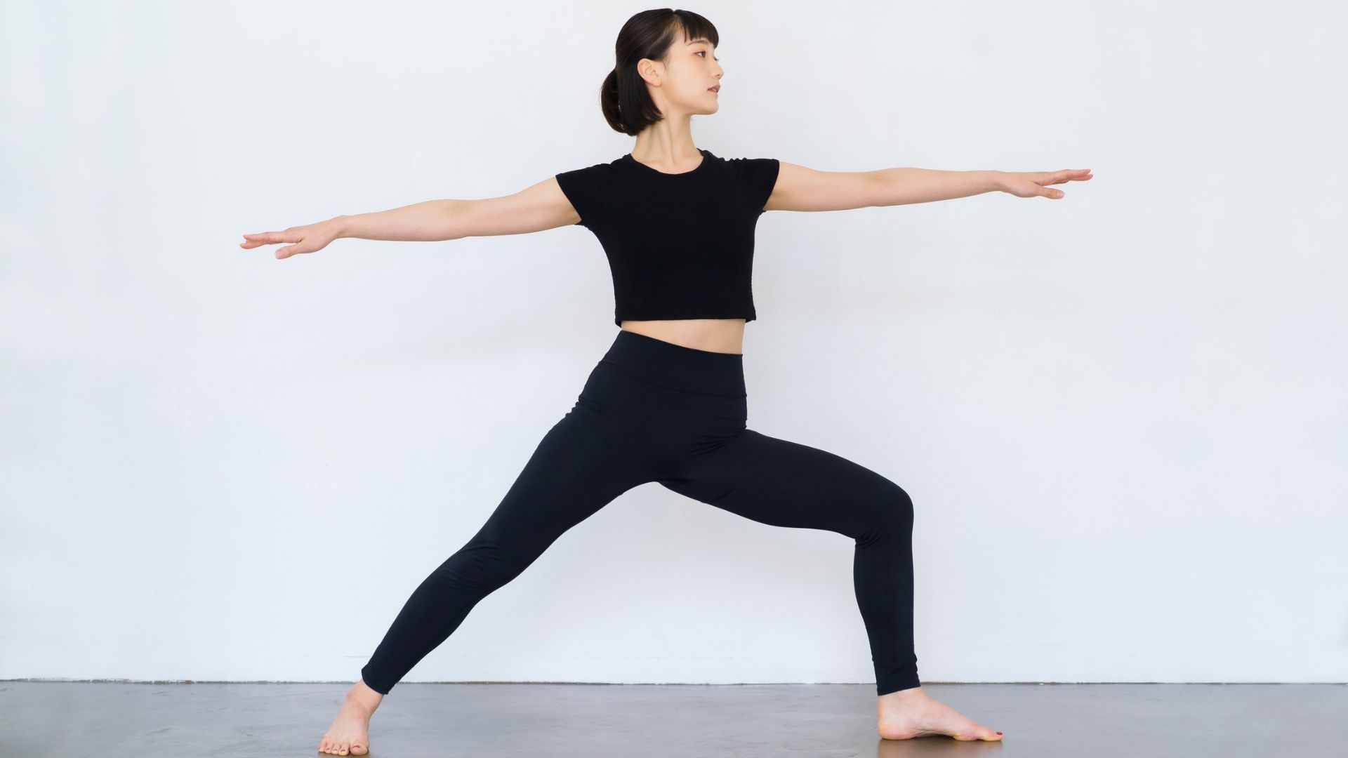 Tư thế chiến binh tác động trực tiếp lên vùng bụng và hỗ trợ giảm mỡ toàn thân