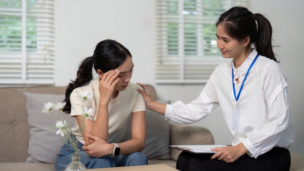 Gặp bác sĩ chuyên khoa để được chẩn đoán và hỗ trợ kịp thời nếu tình trạng lo âu kéo dài