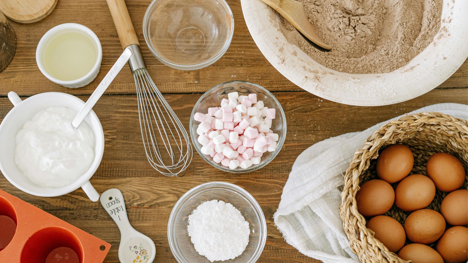 Baking soda là nguyên liệu phổ biến trong nấu ăn và vệ sinh