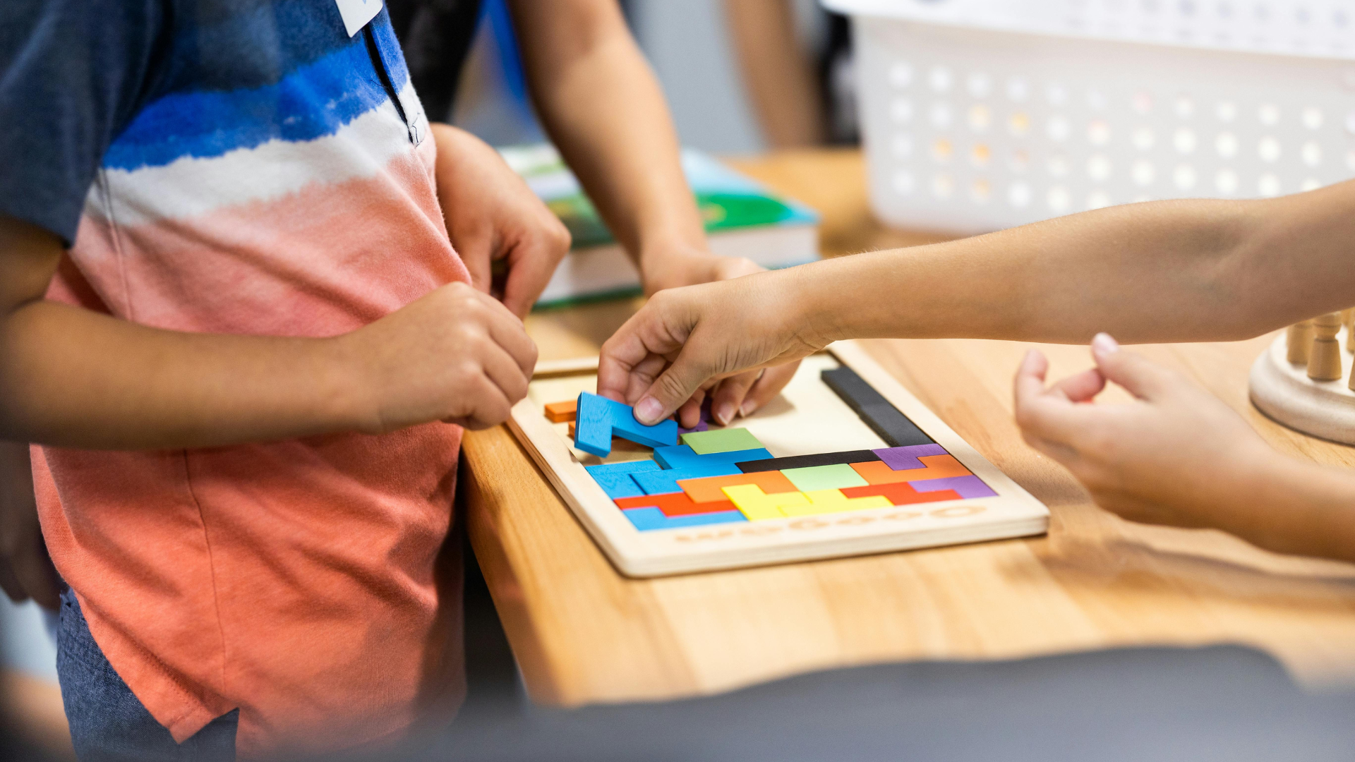 Ảnh hưởng ở bán cầu não trái có thể gây ra nhiều thay đổi rõ rệt về khả năng giao tiếp và vận động.