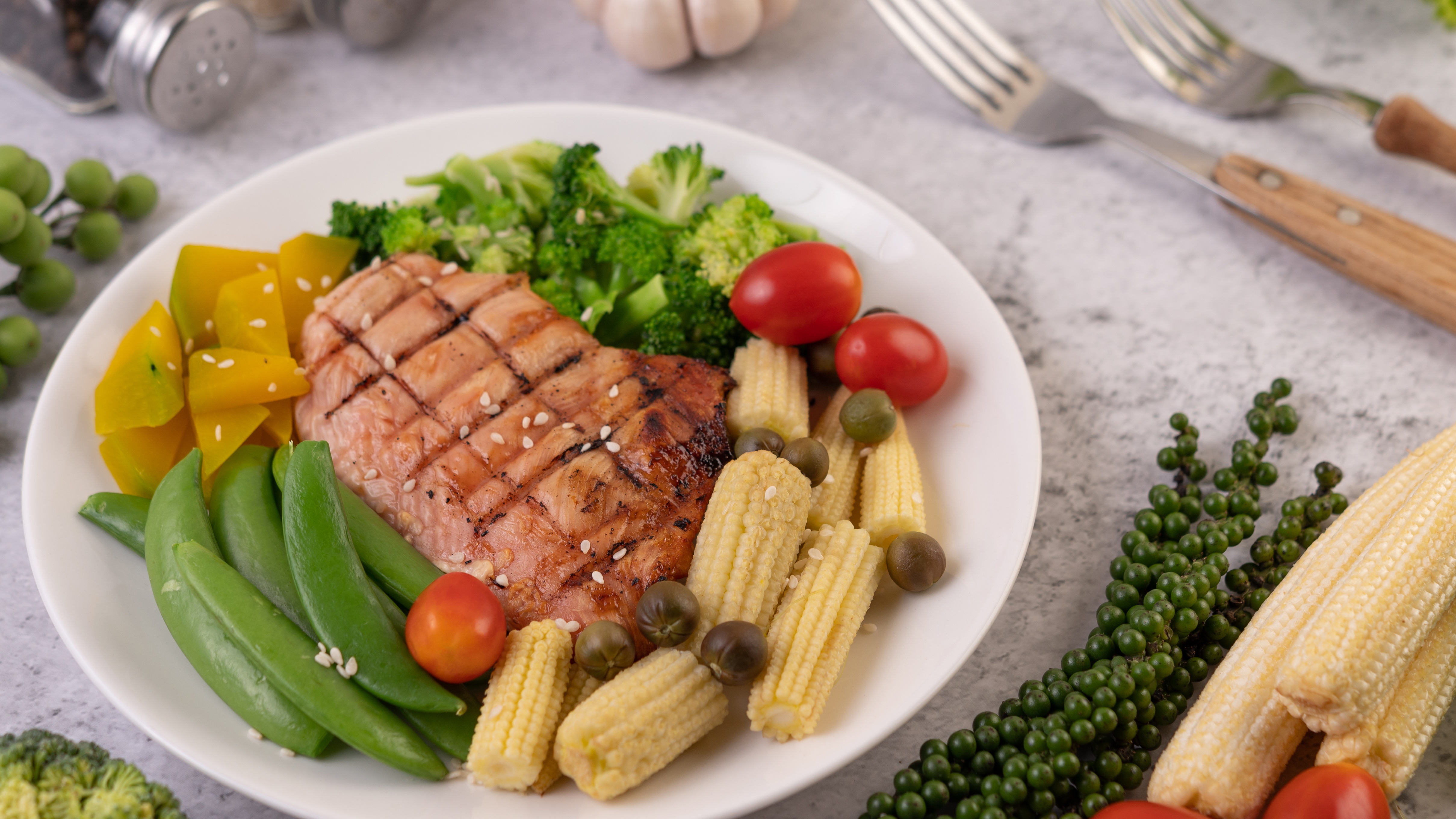 “Nên chọn các loại thịt ít calo, ít béo như ức gà bỏ da, thịt dê hoặc thịt nai