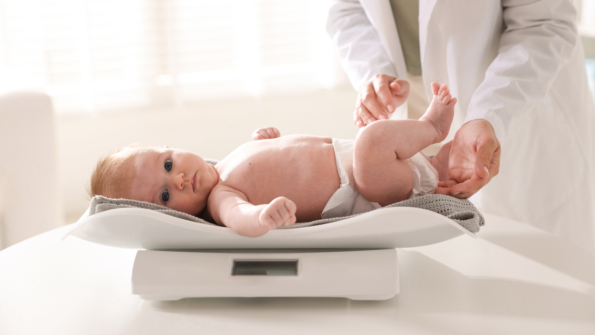 Khi bảng cân nặng chuẩn cho bé từ 0 - 12 tháng lệch chuẩn