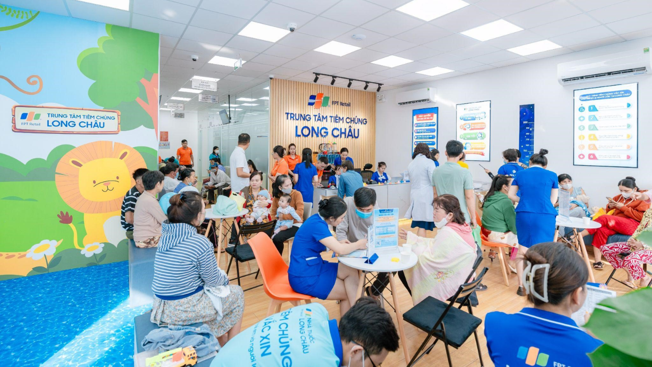 Ba mẹ lựa chọn các gói vắc xin tại Trung tâm Tiêm chủng Long Châu