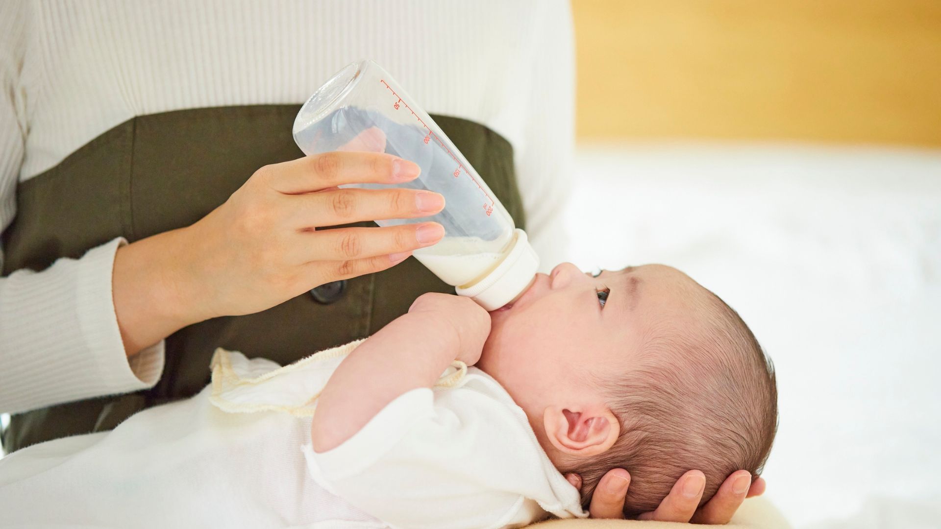 Bảng ml sữa chuẩn cho bé theo tháng giúp cha mẹ tham khảo chính xác lượng sữa phù hợp với bé trong từng giai đoạn phát triển