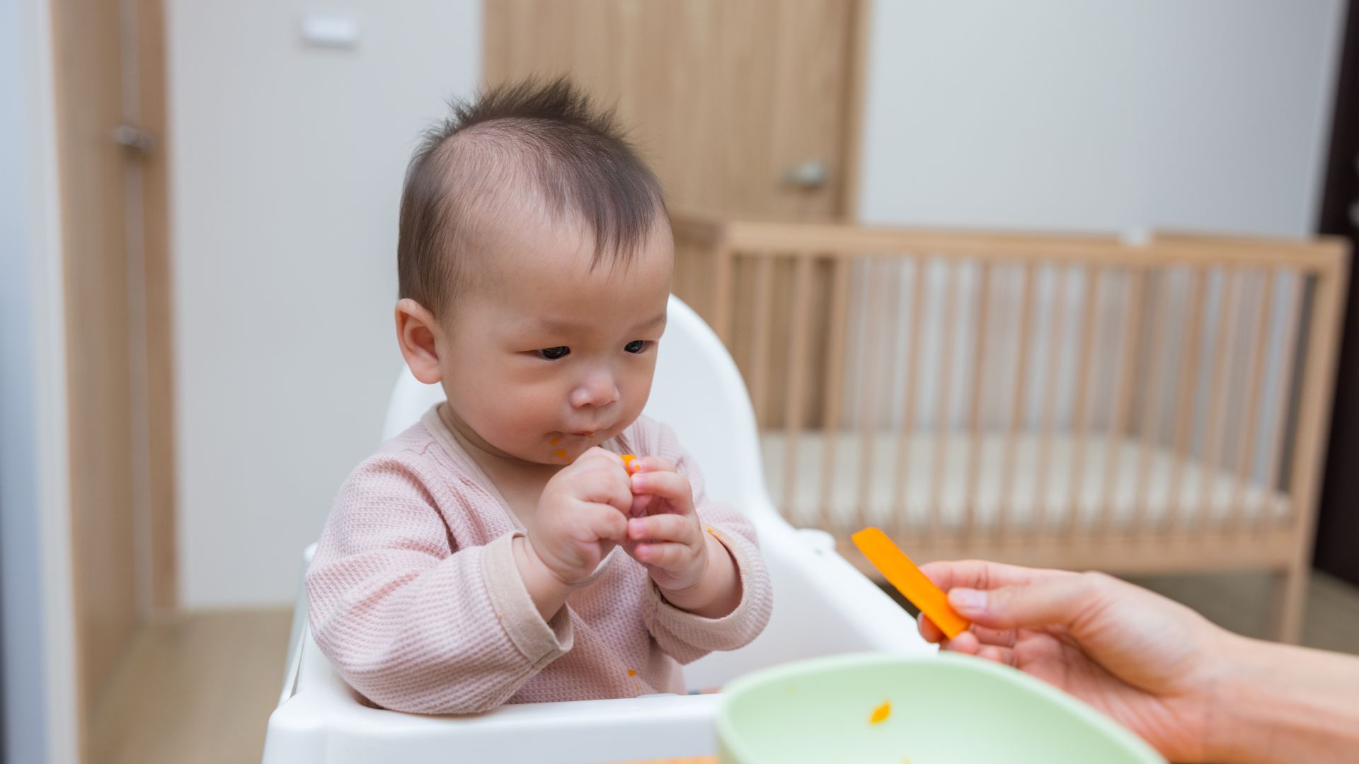 Bảng ml sữa chuẩn cho bé còn giúp mẹ xác định được thời điểm chuyển sang ăn dặm cho con