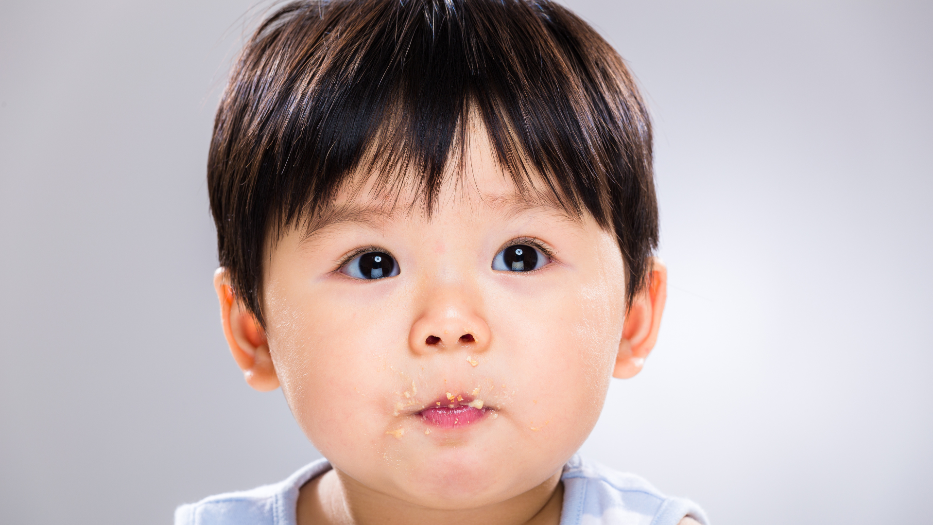 Khi cho bé ăn bánh ăn dặm cần theo dõi phản ứng của bé như dị ứng, tiêu hóa hoặc bỏ ăn để kịp thời điều chỉnh