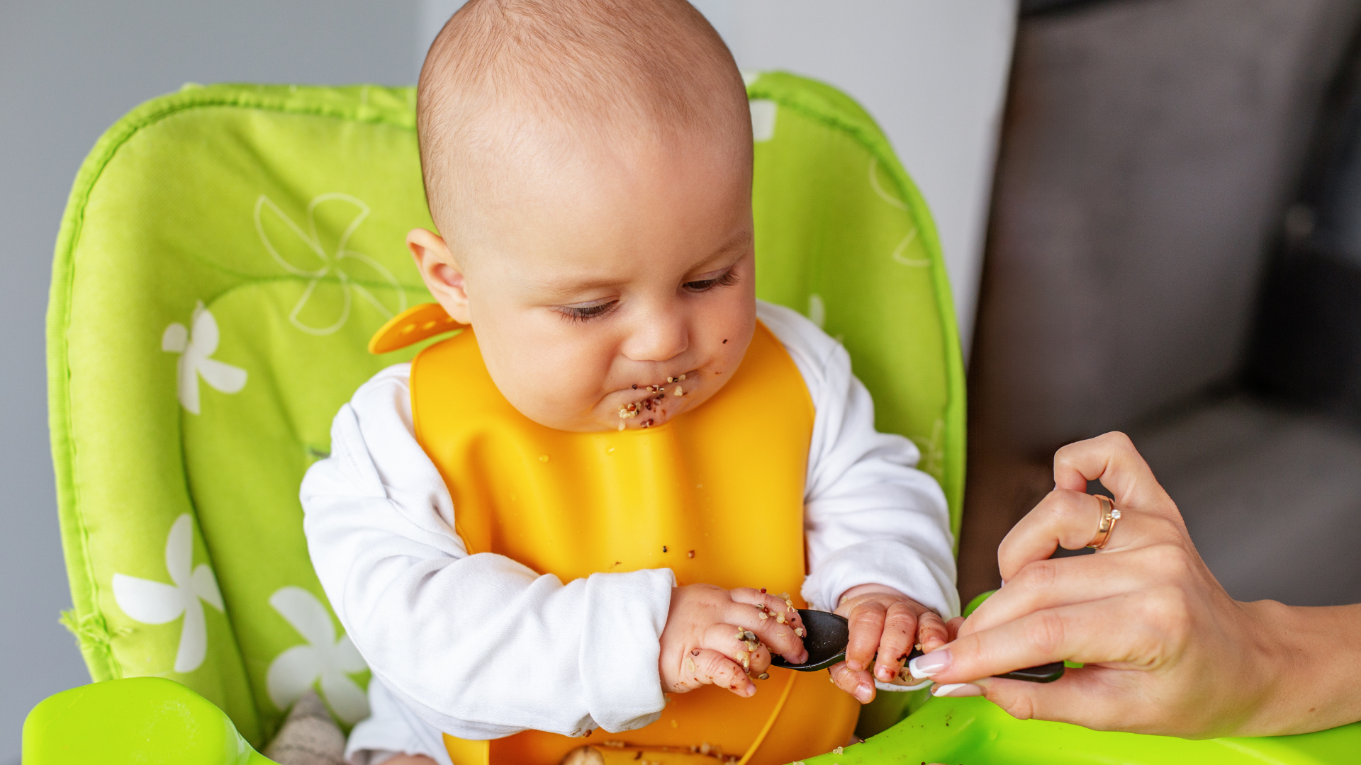 Khi bé bắt đầu ăn dặm, có thể cho thử bánh tan nhanh để bé tập nhai