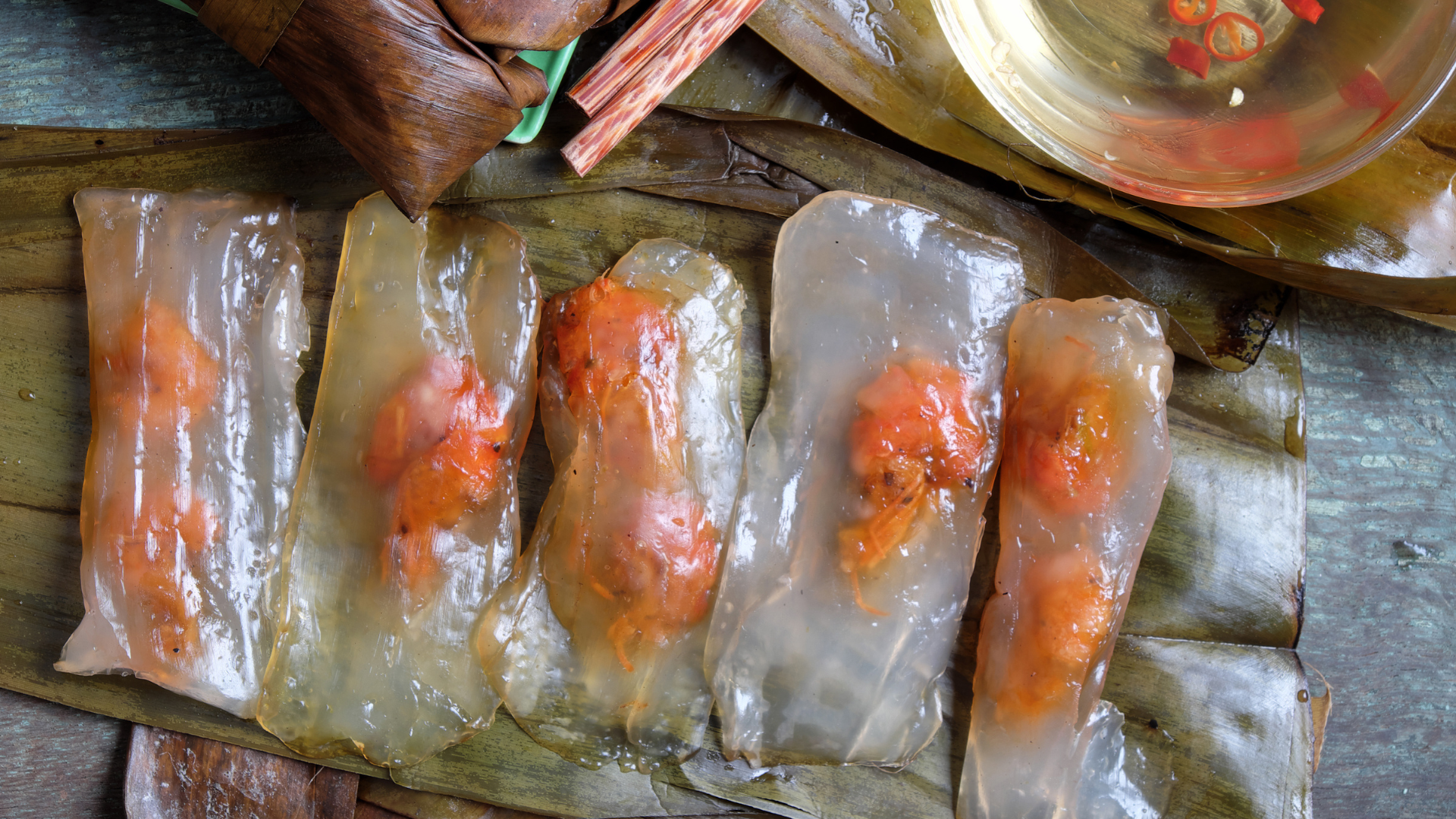 Với lớp vỏ trong dai làm từ bột năng và phần nhân tôm thịt đậm đà, bánh bột lọc cung cấp khá nhiều năng lượng