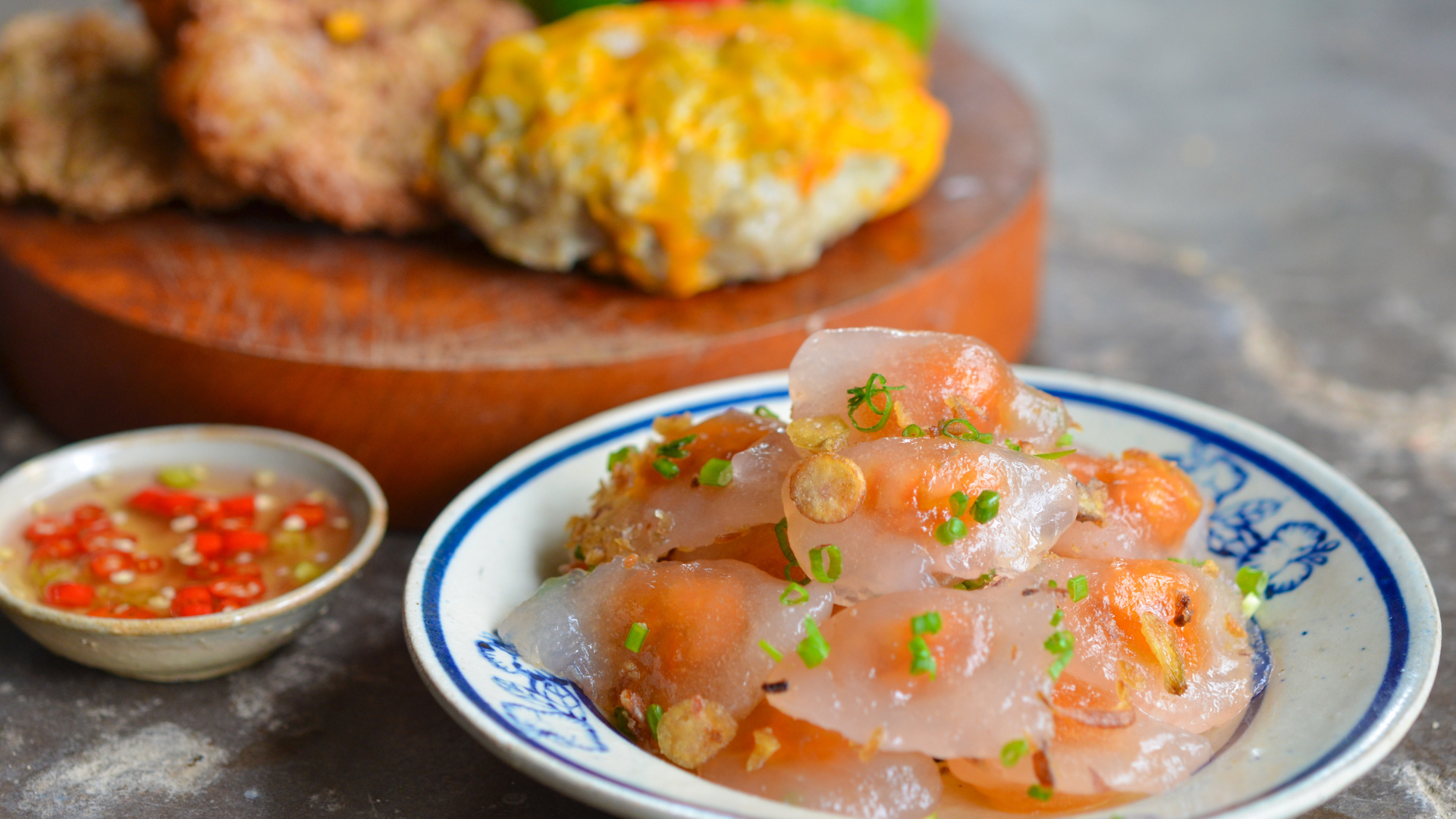 Bánh bột lọc có hương vị đậm đà, vỏ dai và nhân tôm thịt hấp dẫn nên rất dễ ăn nhiều hơn dự định