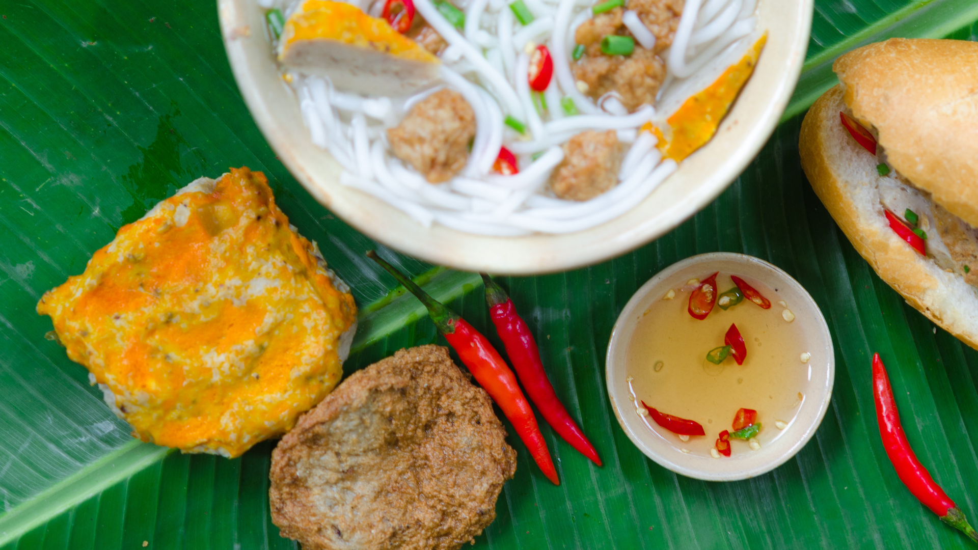Nếu ăn kèm bánh canh cùng quẩy, chả thêm hoặc sử dụng nhiều nước mắm, tổng năng lượng có thể tăng lên đáng kể