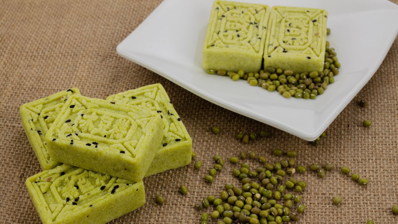 Nhiều người thắc mắc bánh đậu xanh bao nhiêu calo để biết có phù hợp với chế độ ăn kiêng hay không