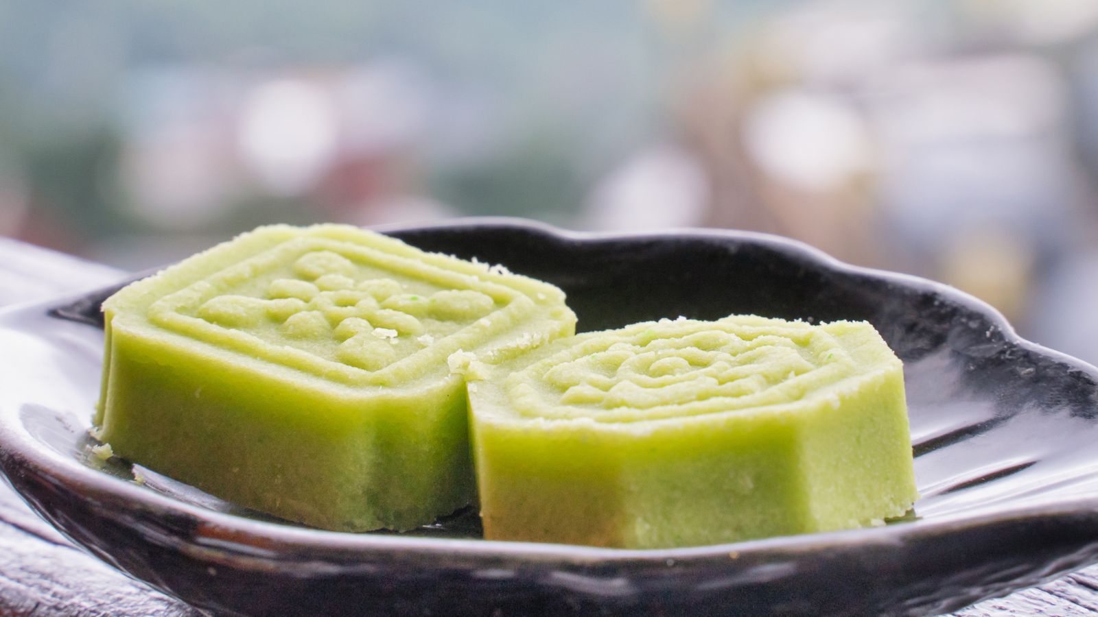 Gợi ý những cách ăn bánh đậu xanh hợp lý để không lo tăng cân