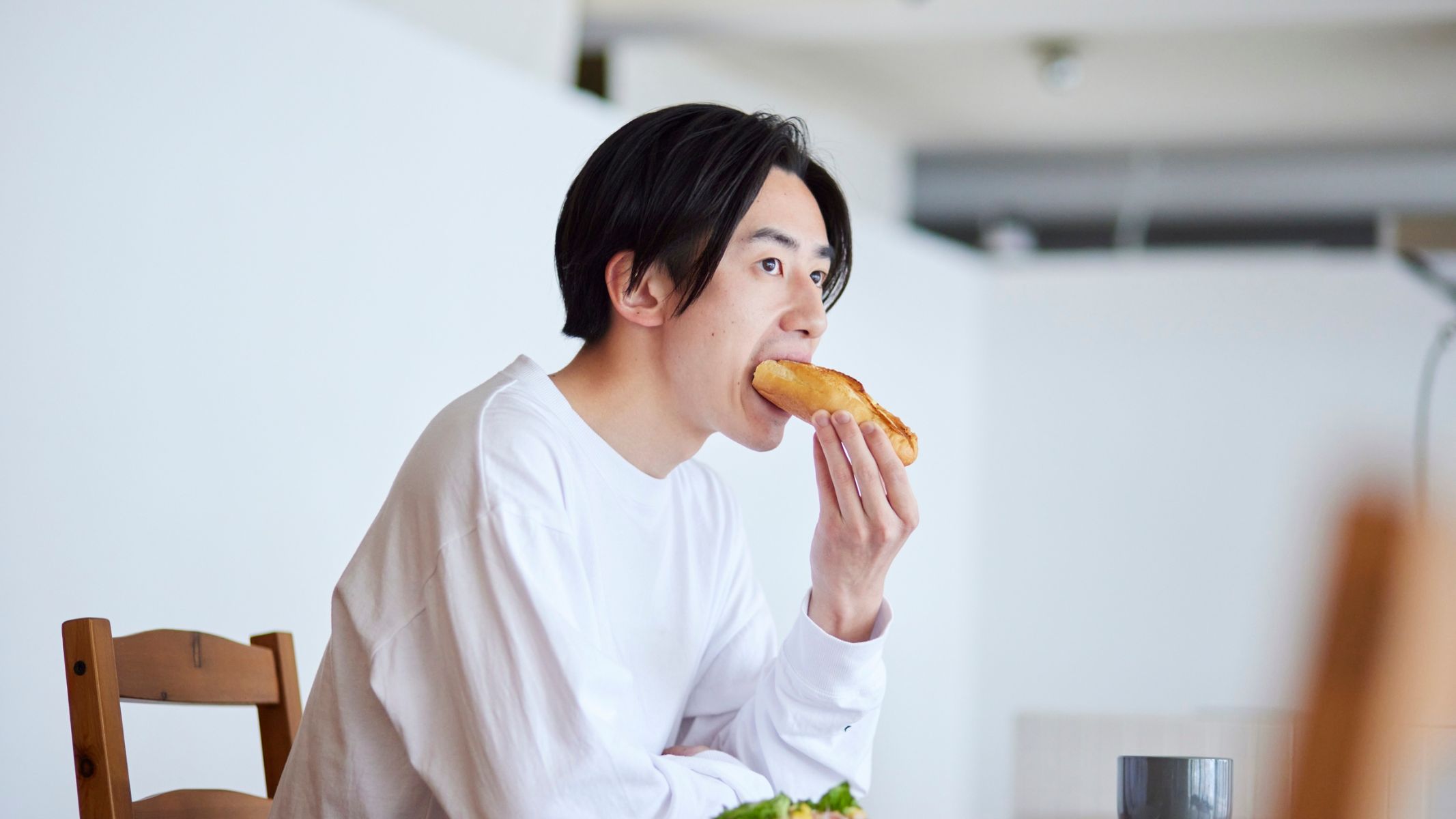 Nhu cầu năng lượng hằng ngày của người trưởng thành phụ thuộc vào tốc độ chuyển hóa cơ bản (BMR) và mức độ hoạt động thể lực