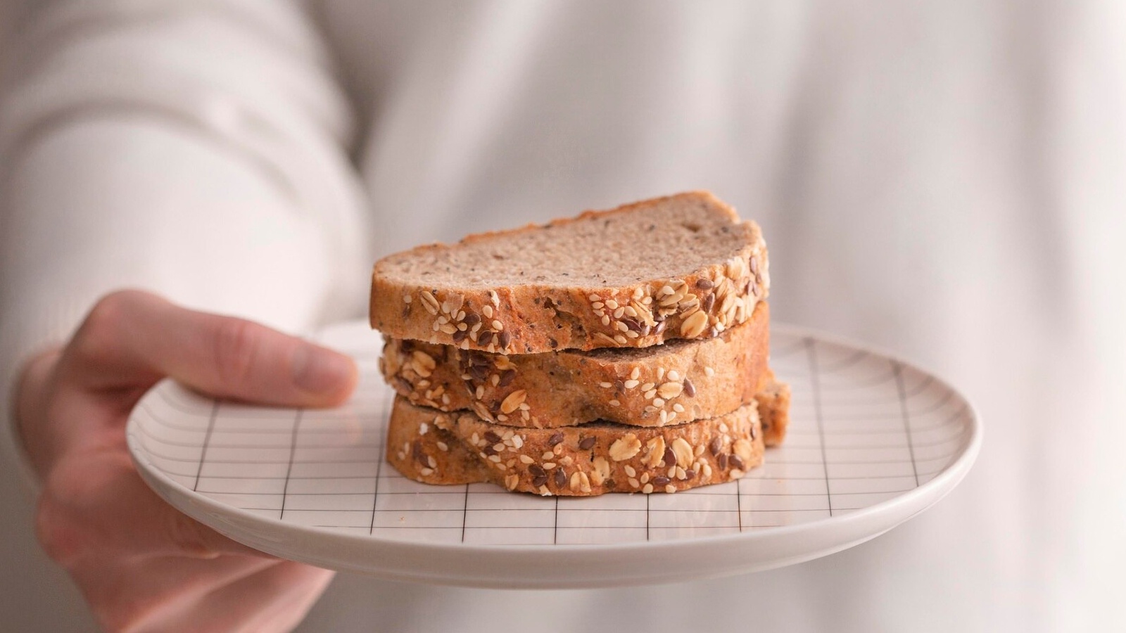 Bánh mì nguyên hạt được lựa chọn trong các thực đơn giảm cân