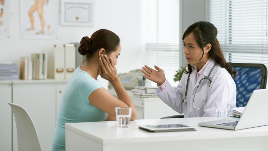 Người có bệnh nền, mang thai, cho con bú nên hỏi ý kiến bác sĩ trước khi dùng collagen