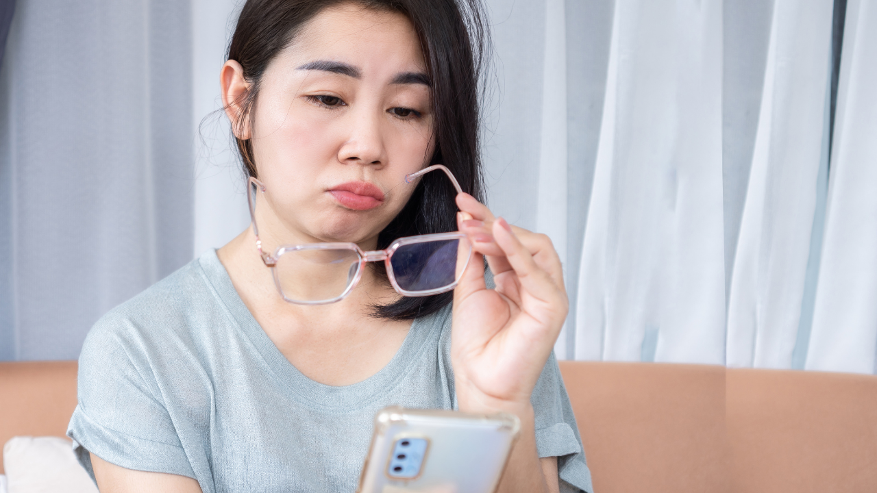 Làm việc nhiều với máy tính, điện thoại hoặc thiếu nghỉ ngơi khiến mắt dễ tăng độ cận