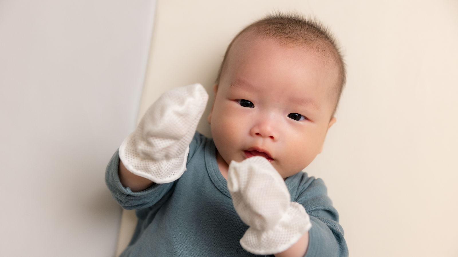 Trẻ sơ sinh đeo bao tay, bao chân đến khi nào để an toàn và phát triển tự nhiên?