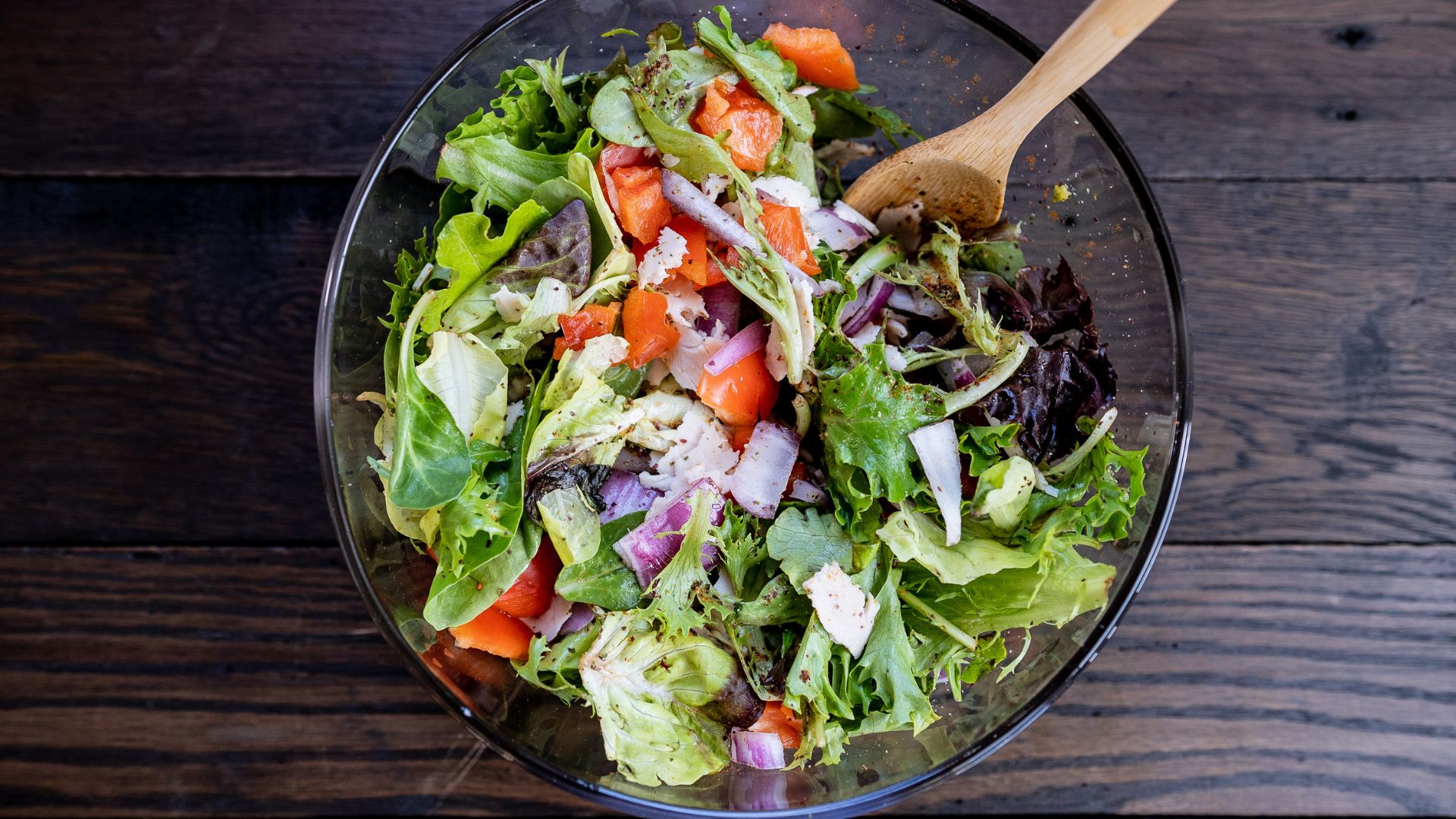 Bạn nên làm salad bắp cải sống với nhiều loại rau củ khác