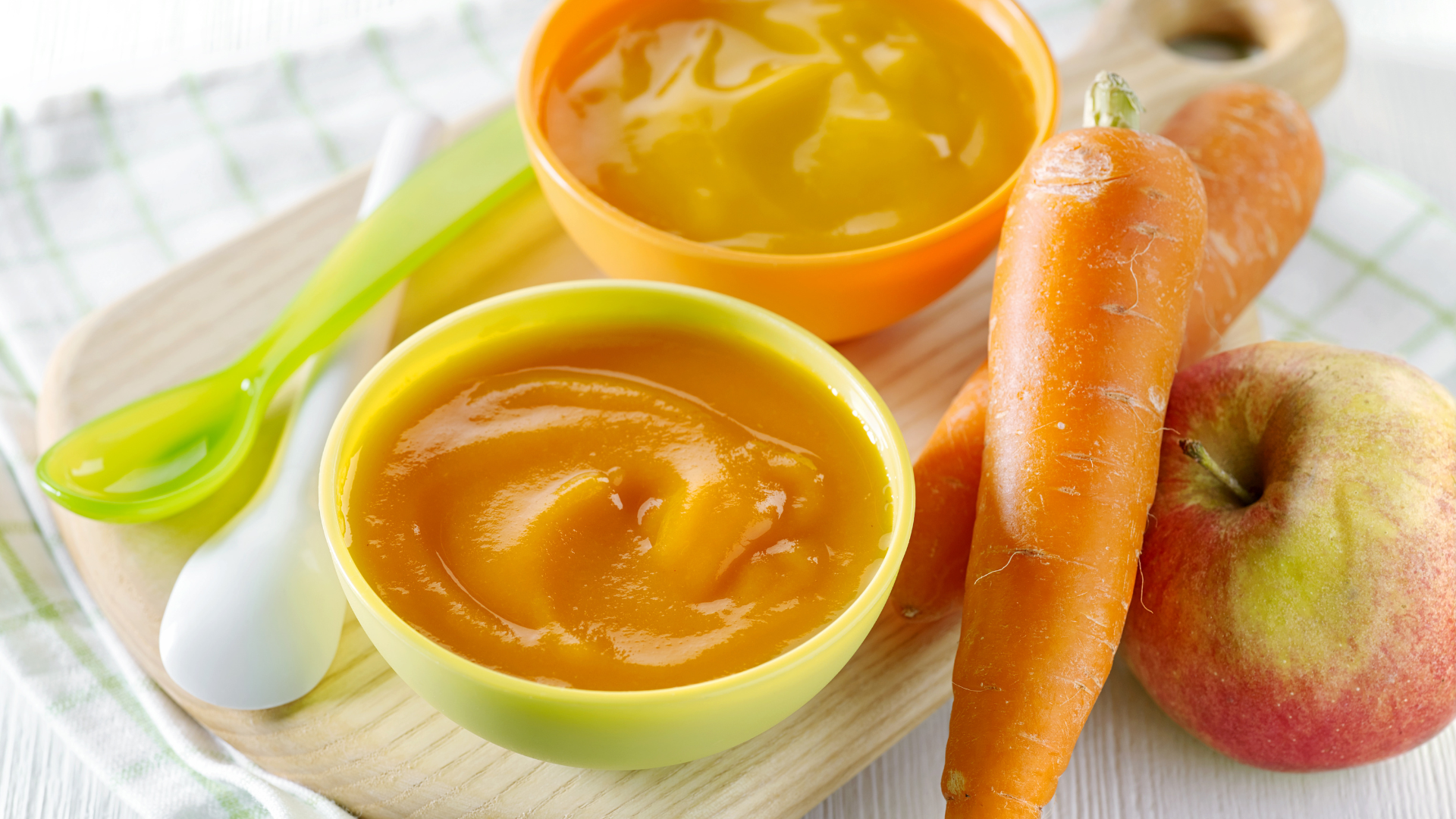 Ba mẹ nên chọn bát ăn dặm phù hợp với độ tuổi và thói quen của bé